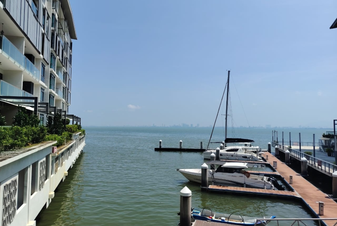 Luxury Waterfront Living @ The Light Collection II