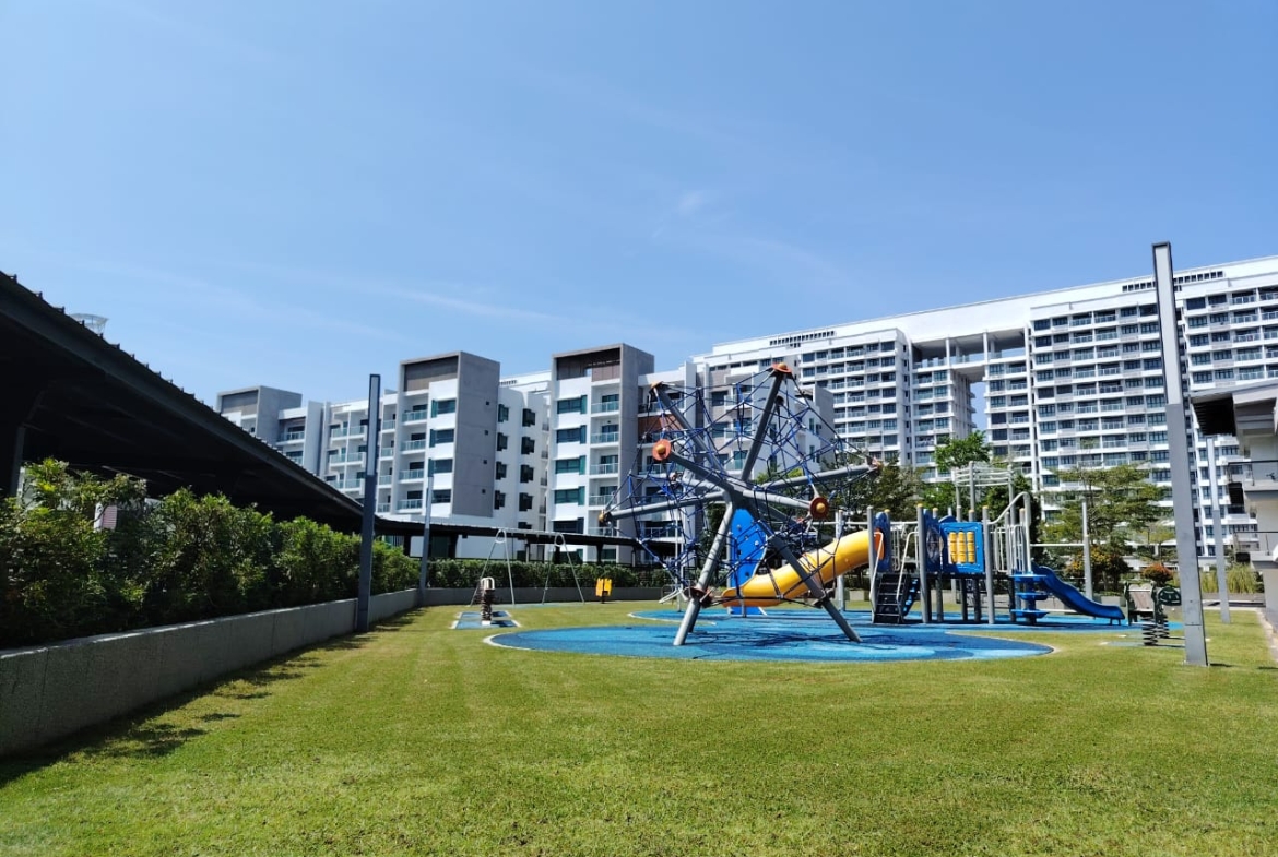 Luxury Waterfront Living @ The Light Collection II