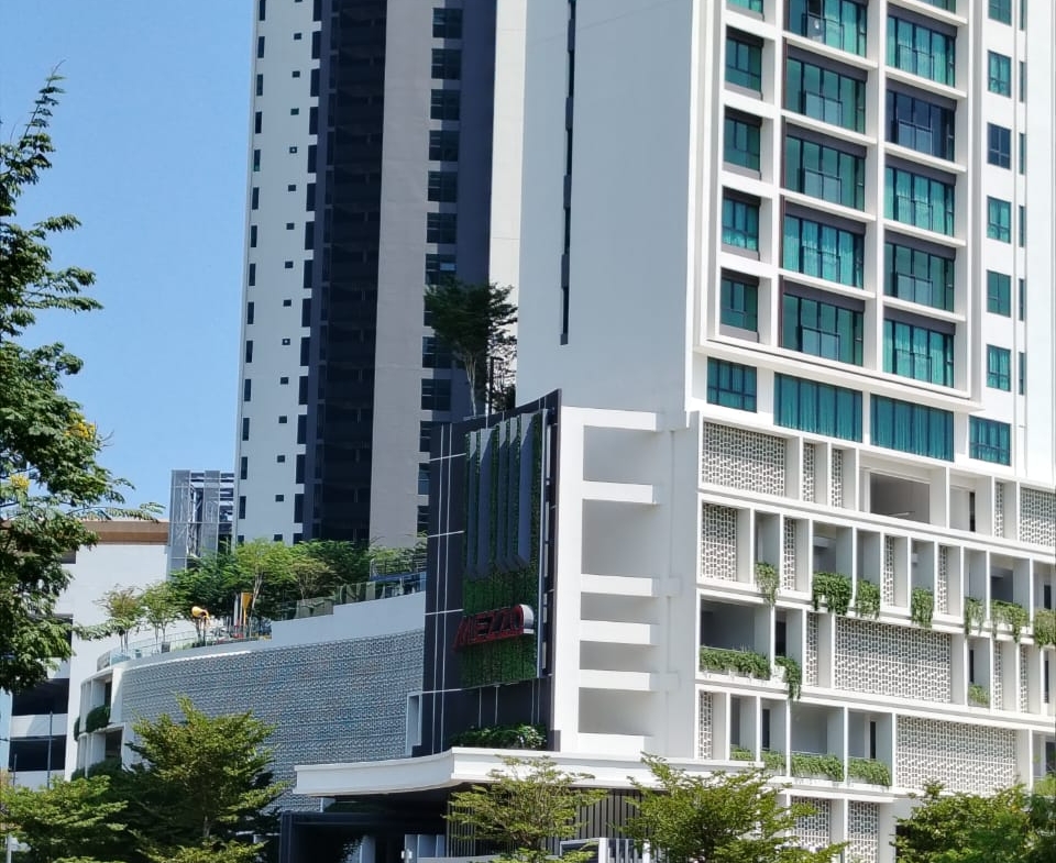 Luxury Waterfront Living @ The Light Collection II