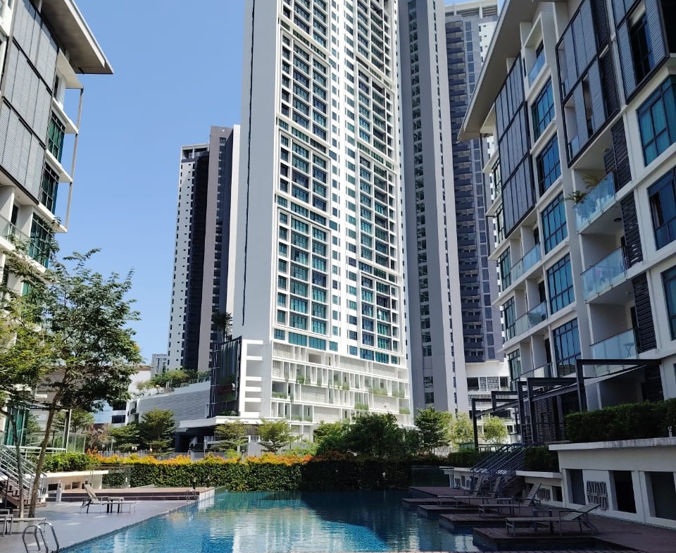 Luxury Waterfront Living @ The Light Collection II