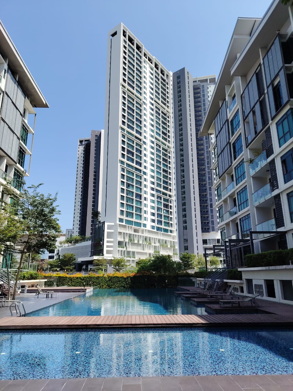 Luxury Waterfront Living @ The Light Collection II