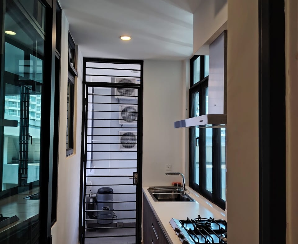 Luxury Waterfront Living @ The Light Collection II