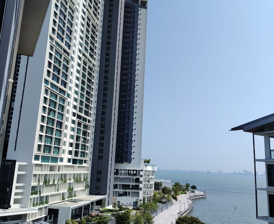 Luxury Waterfront Living @ The Light Collection II
