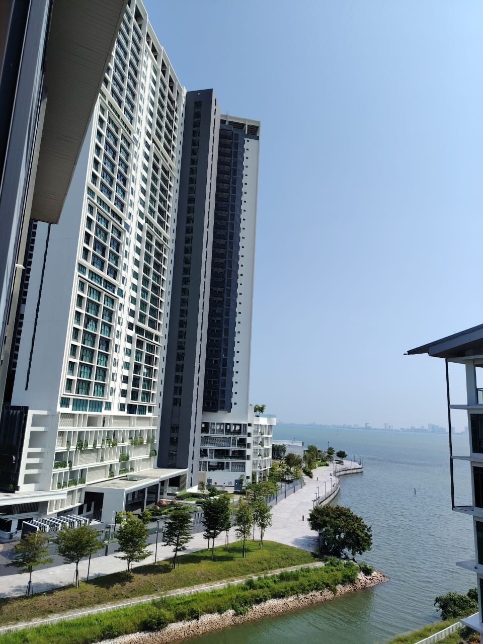 Luxury Waterfront Living @ The Light Collection II