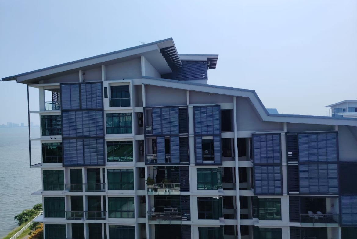 Luxury Waterfront Living @ The Light Collection II