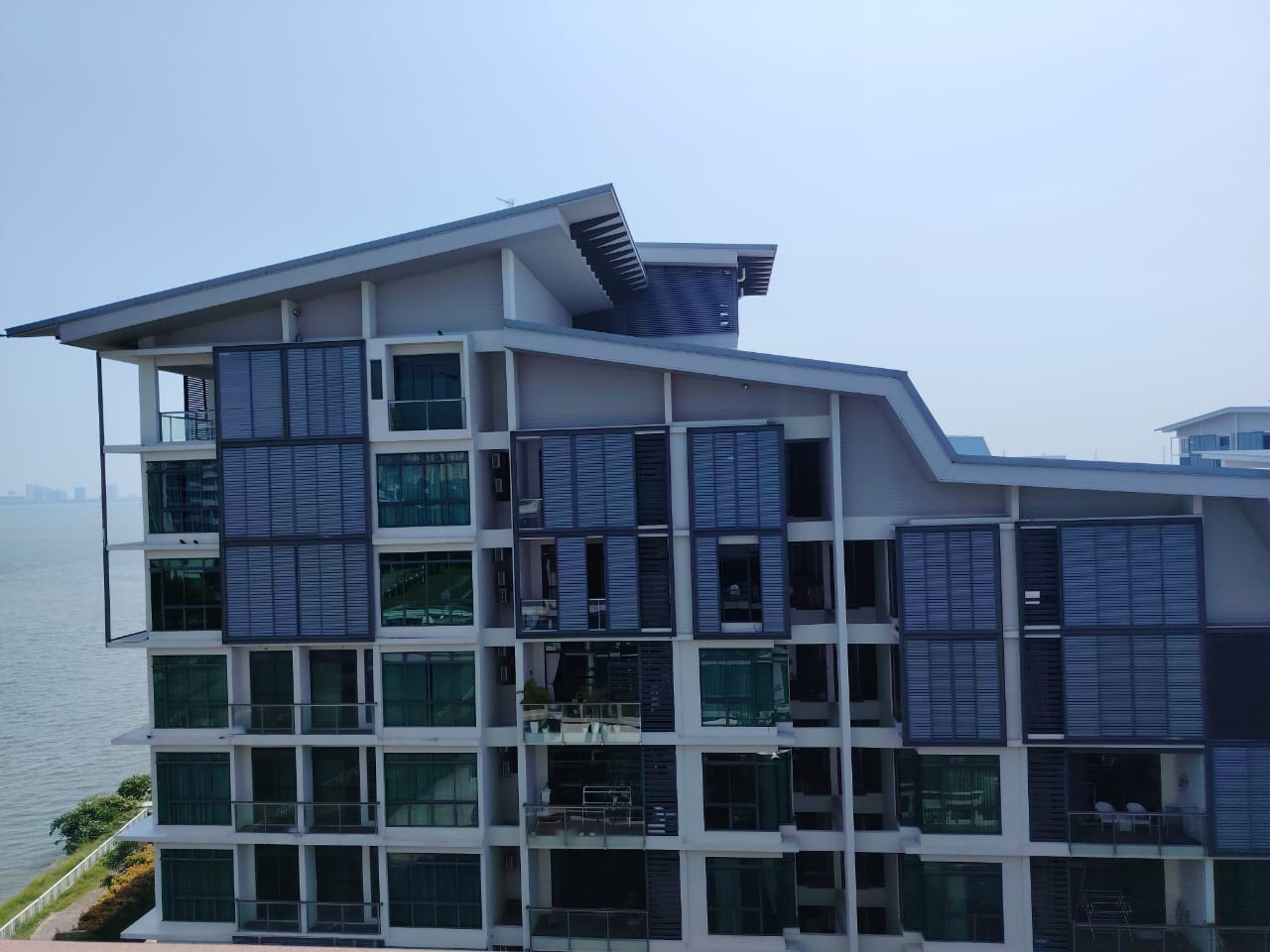 Luxury Waterfront Living @ The Light Collection II
